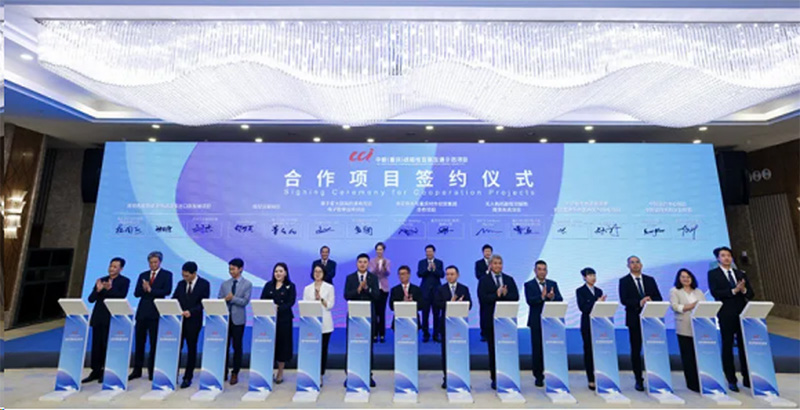 China-Singapore Maylook (Chongqing) Eye Hospital signed a cooperation project agreement with Singapore Occutrack Company.