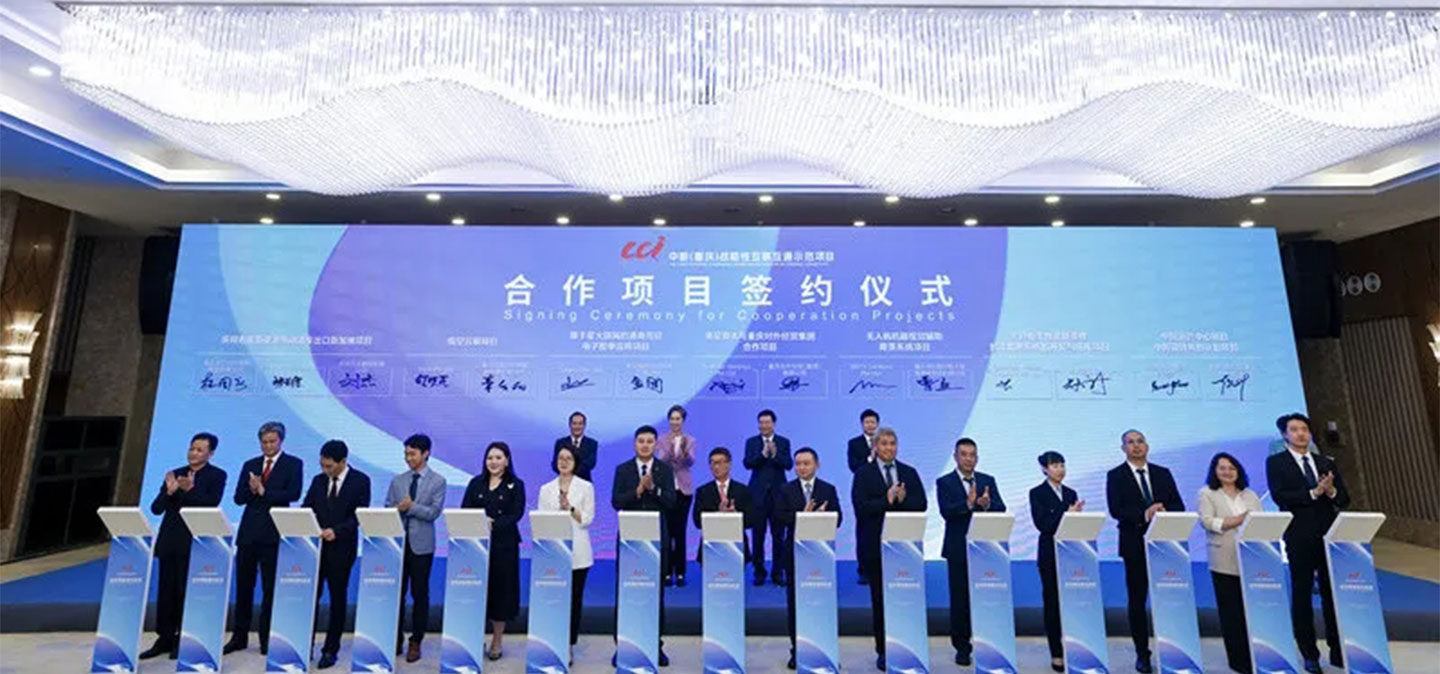 2024年6月，我院在重庆市市长胡衡华 新加坡亲闻音 杨新明见证下 与新加坡Occutrack公司签订黄斑变性(AMD)智能监测系统合作协议。